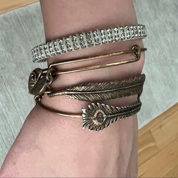 Stack of bracelets - Picture 4 of 7